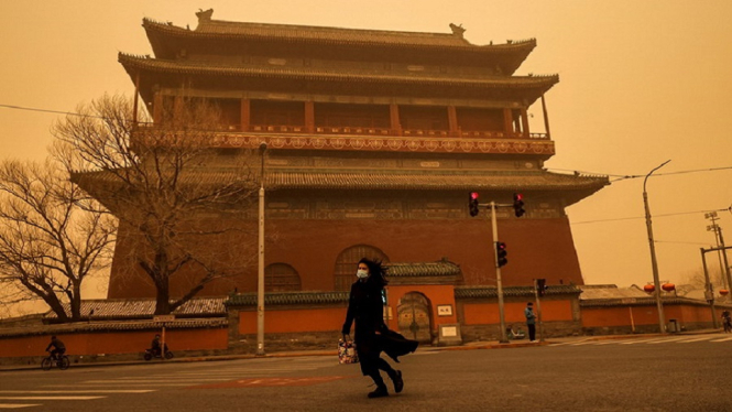 Beijing, China, Dilanda Badai Pasir, Langit pun Berubah Berwarna Kuning (Foto Reuters)