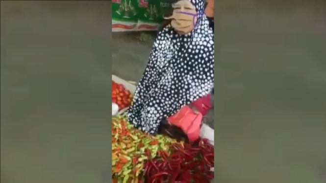 Video Viral Ibu-Ibu Tertangkap Basah Mencuri Cabai dari Pedagang di Pasar (Foto Tangkap Layar Video Instagram)