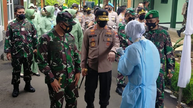 Kapolda Jateng Dampingi Pangdam IV Diponegoro Cek Pelaksanaan Vaksinasi di RST dr. Asmir Kota Salatiga (Foto Humas Polda Jateng)