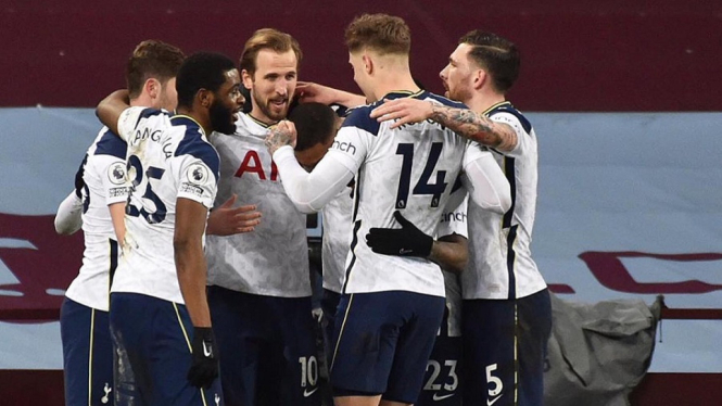 Aston Villa vs Tottenham Hotspurs 0-2 selebrasi Gol Harry Kane 1