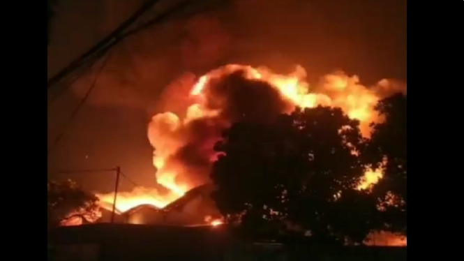 Kebakaran Hebat Melumat Tiga Gedung Pabrik Cat di Tangerang, Begini Penampakan Kobaran Apinya (Foto Tangkap Layar Video Instagram)