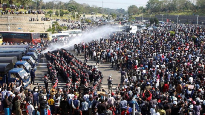 demonstran myanmar reuters