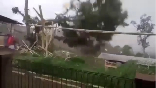 Video Suasana Mencekam saat Angin Puting Beliung Menerjang Perkampungan (Foto Tangkap Layar Video Instagram)
