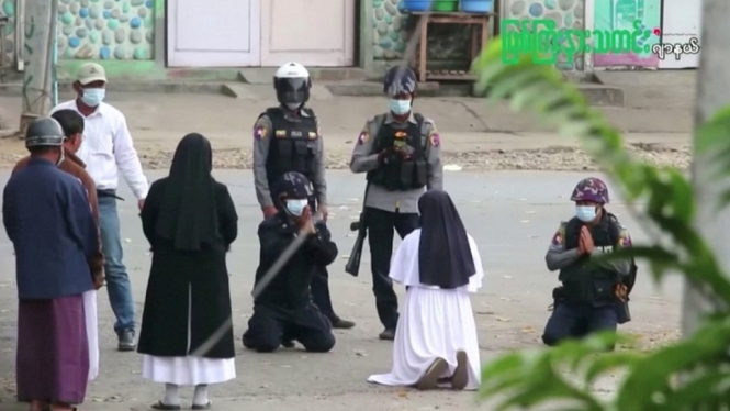 Aksi Biarawati Pertaruhkan Nyawa Cegah Militer Myanmar Tembaki Demonstran (Foto AFP)