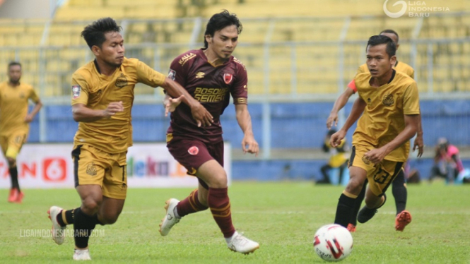 Gelandang PSM Makassar Rasyid Bakri kerja keras hadapi Borneo FC
