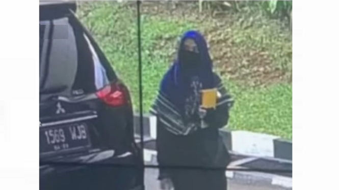 Inilah Penampakan Sosok Wanita Bercadar Penyerang Mabes Polri Sebelum Tewas Ditembak (Foto Tangkap Layar CCTV)