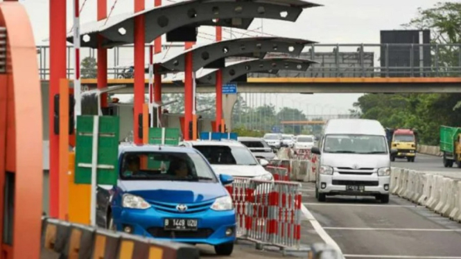 Prediksi kendaraan di Tol Tangerang-Merak naik 13 persen selama libur panjang Paskah. (Foto viva.co.id)