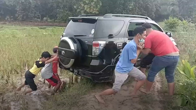 Lagi, Gara-gara Ikuti Aplikasi Google Maps, Mobil Malah Nyemplung ke Sawah (Foto Kumparan)