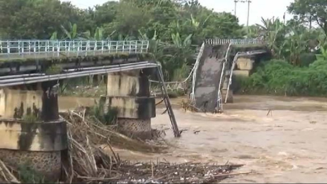 Diterjang Banjir dan Mulai Rapuh, Jembatan Peninggalan Belanda Ambruk (Foto ANTV-Erfan)