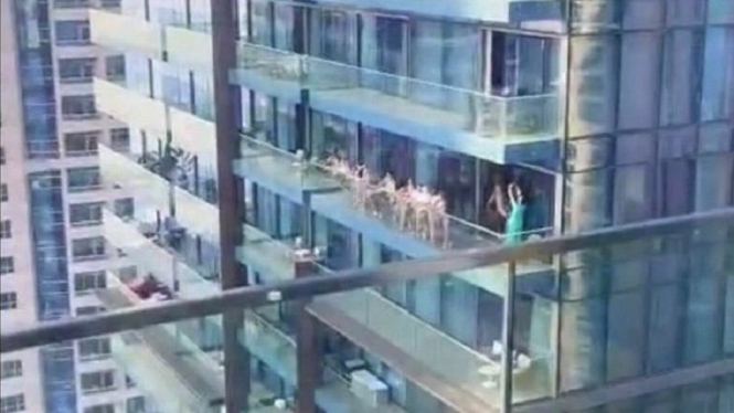 striptease di balkon penthouse dubai