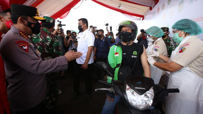 Kapolri dan Panglima Berharap Vaksinasi Drive Thru di Medan Jadi Role Model Wilayah Lain (Foto Humas Polri)