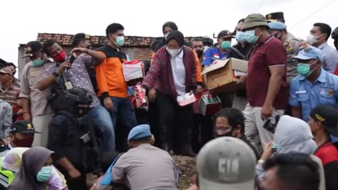 Menteri Sosial Tri Rismaharini saat membagikan bantuan bagi korban banjir bandang di NTT dan NTB, April 2021. (Foto Tangkap Layar Yotube Kemensos RI).