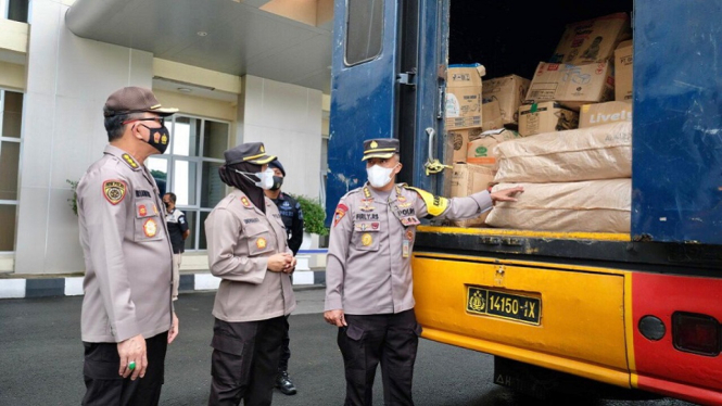 Peduli Banjir Bandang di NTT, Polda Jateng Terjunkan 13 Personil dan Kirim Bantuan Kemanusiaan (Foto Humas Polda Jateng)