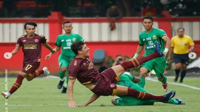 Pemain asing PSM Giancarlo Rodrigues dilanggar keras bek Bhayangkara FC