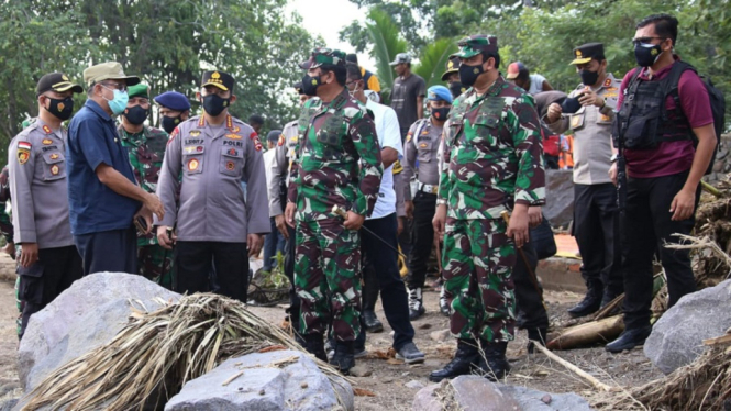 Tinjau NTT, Panglima dan Kapolri Fokuskan Evakuasi Korban dan Kirim Bantuan (Foto Humas Polri)