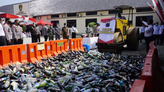 Pencanangan Menuju WBBM, Polres Boyolali Musnahan Miras dan Knalpot Brong (Foto Humas Polres Boyolali, DIY)