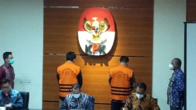 Bupati Bandung Barat Aa Umbara Sutisna dan Anaknya, Kompak Resmi Ditahan KPK (Foto VIVA)