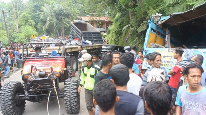 Truk Trailer Tabrak Minibus dan Truk 1 Tewas dan 27 Terluka