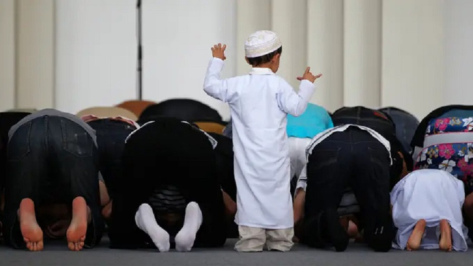 Cegah Penularan Covid-19, Kemenkes Imbau Orang Tua Tak Ajak Anak di Bawah 10 Tahun Tarawih di Masjid (Foto Dok. tebyan.net via Fimela.com)