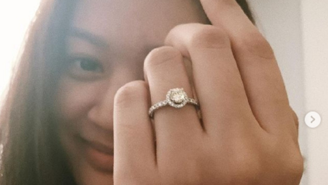 Faradilla Yoshi pamer cincin lamaran. (Foto: Instagram @faradillayoshi)