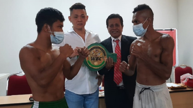 Tinju Dunia WBC, Tibo Vs Toto Akhirnya Berlangsung di Jakarta Besok, Rabu Malam (Foto: Promotor Armin Tan (Kemeja Putih) Bersama Tito (Kiri) dan Tibo (Kanan, Ce