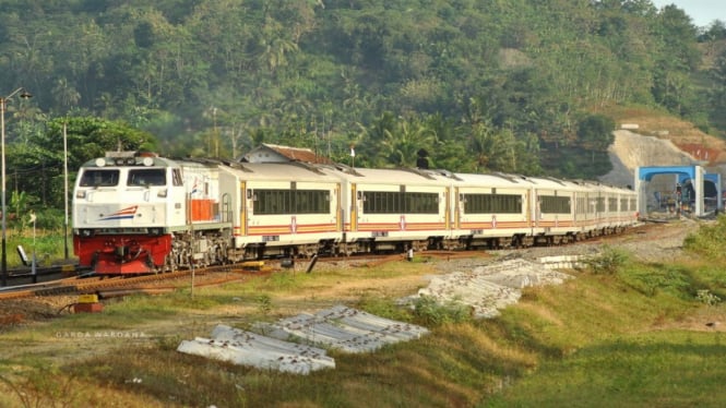 PT Kereta Api Indonesia (KAI) masih menunggu arahan lebih lanjut dari pemerintah terkait pengaturan transportasi kereta api, termasuk penjualan tiket untuk Hari