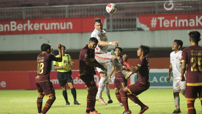 Semifinal leg 1 PSM vs Persija 0-0 Marco Motta kartu merah