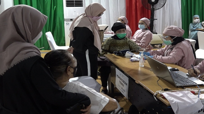 Warga lansia sedang memeriksa tekanan darah  di Balai Besar Pelatihan Kesehatan. ( Foto: John Bosko/ANTV)               ecek tekanan darah di B