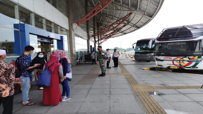 Suasana calon penumpang di Terminal Pulo Gadung ( Foto: Aminudin/ANTV)