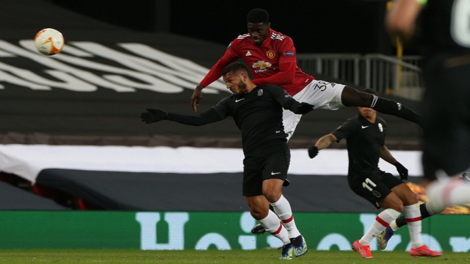 Manchester United vs Granada 2-0 Aaron Wan Bissaka terbang