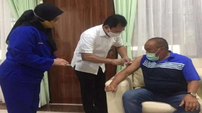 Aburizal Bakrie Perdana Disuntik Vaksin Nusantara oleh Mantan Menkes Terawan (Foto VIVA)