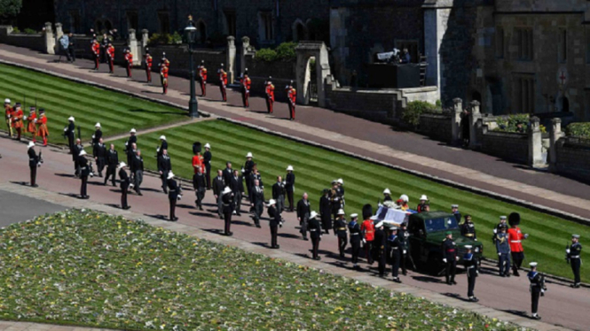 Peti Jenazah Pangeran Philip Dibawa Masuk ke Kapel St George (Foto Reuters)