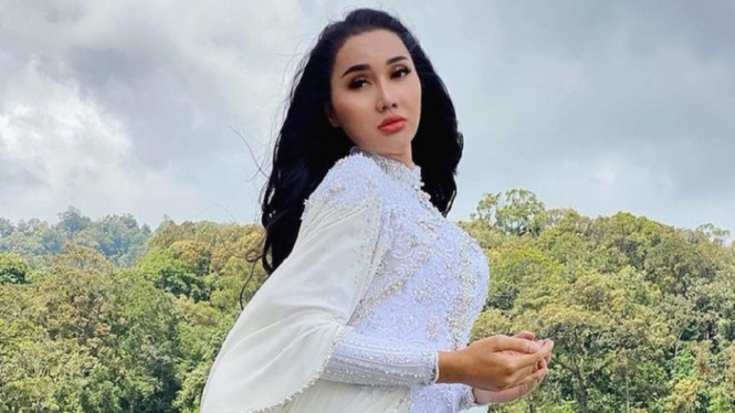 Dikecam Gegara Aksinya Berenang Bareng Lumba-lumba, Lucinta Luna Minta Maaf (Foto: Instagram)