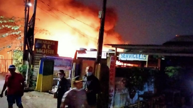 Gudang Mebel di Pulo Gebang, Jakarta Timur, Terbakar, 13 Unit Damkar Dikerahkan (Foto Instagram)