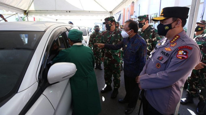 Panglima TNI dan Kapolri Tinjau Vaksinasi Covid-19 Drive Thru di Bali (Foto Humas Polri)