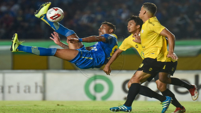 Wander Luiz Melakukan Tendnagan Akrobatik vs Barito Putra 2-1