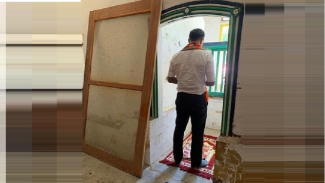 Berkunjung ke NTT, Calon Ketua Umum KADIN Anindya Bakrie Sempatkan Salat di Masjid Tertua (Foto Instagram))