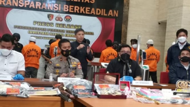 Bareskrim Polri Bongkar Investasi Ilegal E-Dinar Coin (EDC) Cash,  Sita Sejumlah Mobil Mewah (Foto ANTV-Shandi)