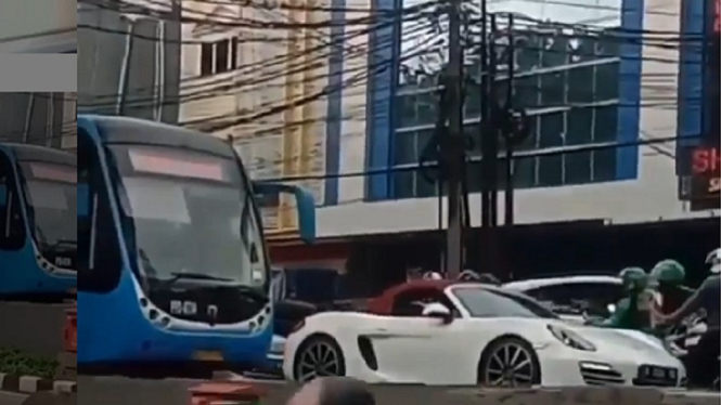 Mobil Mewah Masuk Jalur Transjakarta, Ini Kata Wagub Ahmad Riza Patria (Foto Tangkap Layar Video Instagram)