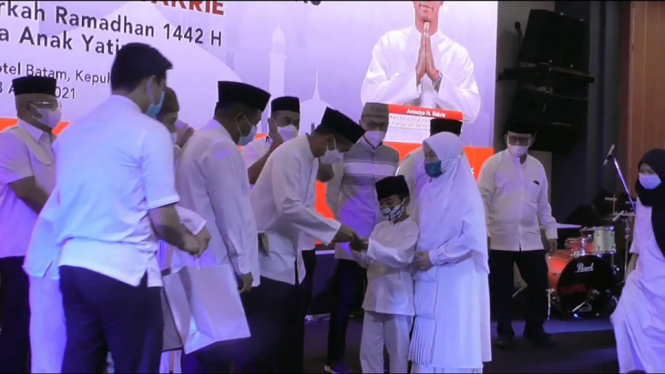 Calon Ketua Umum KADIN Indonesia, Anindya Bakrie Buka Puasa Bareng dan Santuni Anak Yatim Piatu di Batam (Foto ANTV-Alboin)