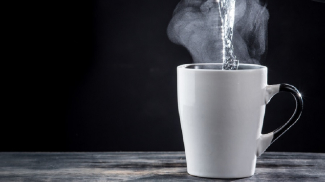 Benarkah Rutin Minum Air Putih Hangat Baik untuk Kulit?