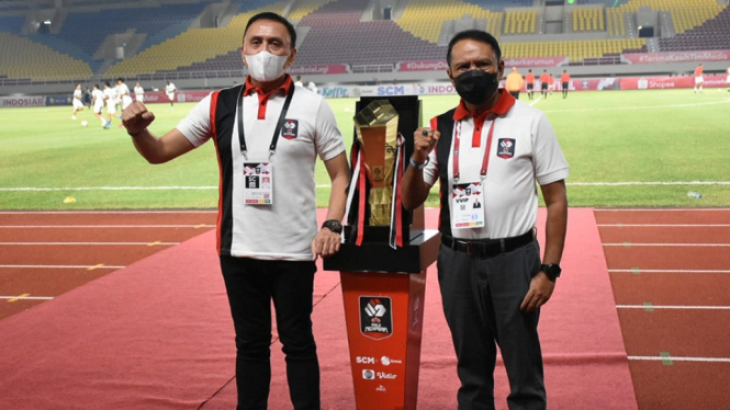 Ketum PSSI dan Menpora dengan Piala Menpora 2021