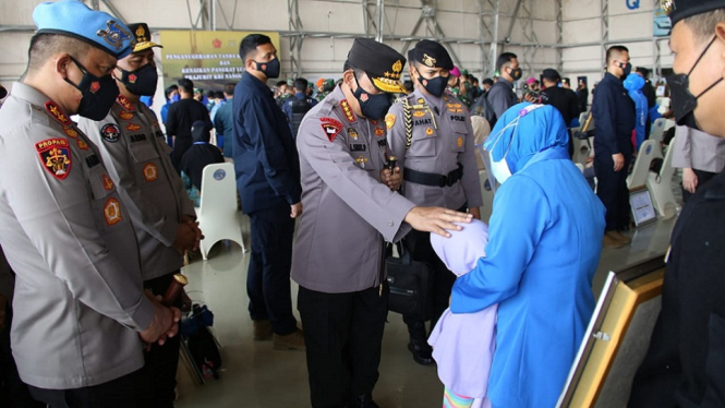 Kapolri Jenderal Listyo Sigit Tawarkan Anak Prajurit Awak Nanggala 402 Jadi Polisi (Foto Humas Polri)