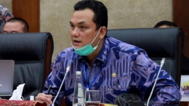 Wakil Ketua Komisi VI DPR Martin Manurung, geram dengan kelakuan sejumlah pegawai perusahaan PT Kimia Farma Diagnostika, cucu perusahaan PT Kimia Farma (Persero