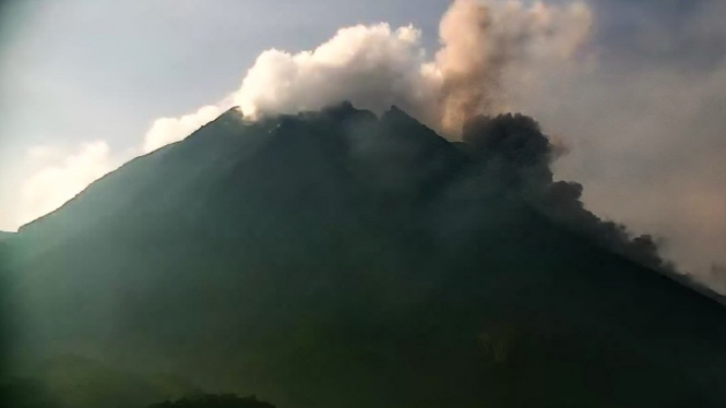 Gunung Merapi Muntahkan Awan Panas Guguran 3 Kali Hingga Sejauh 1.700 Meter