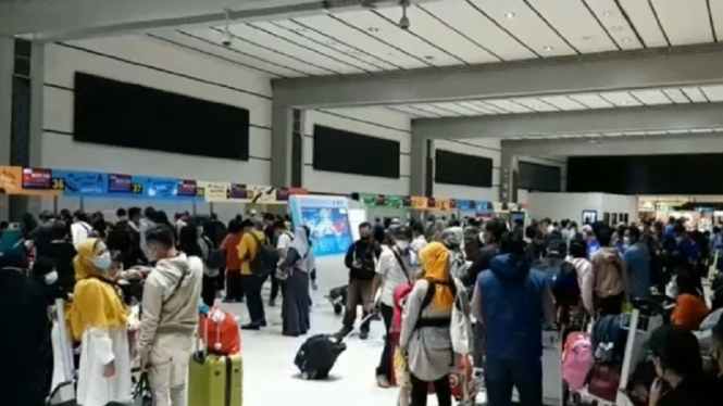 Jelang Pelarangan Mudik Penumpang Padati Bandara Soekarno-Hatta