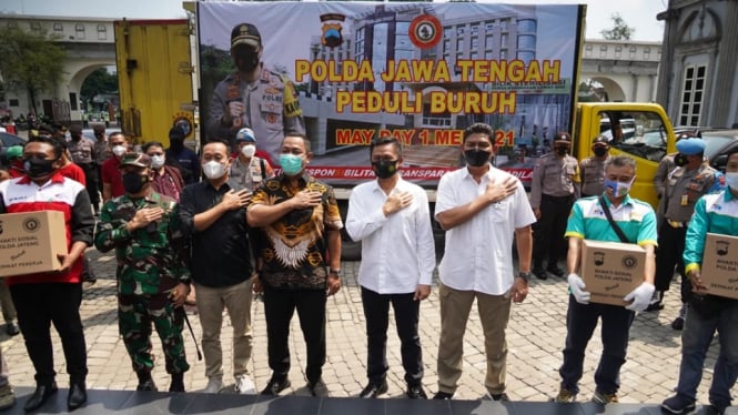 Gelar Aksi Mayday, Buruh di Kota Semarang Dapat 1000 Paket Sembako dari Kapolda Jateng (Foto Humas Polda Jateng)