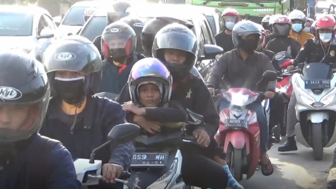 Pemudik sepeda motor memadati arus lalu lintas di jalur Pantura, Klari, Karawang, Jawa Barat, Selasa (4/5) Pagi. ( Foto: Agung/ANTV)