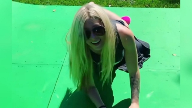Avril Lavigne Jatuh Tersungkur saat Main Skateboard, Reaksi Pacar Jadi Sorotan (Foto: Instagram)
