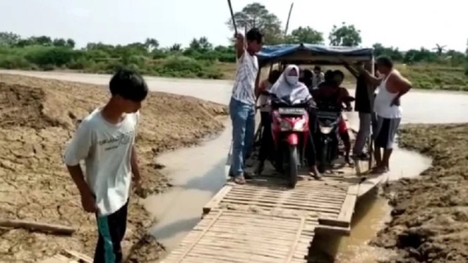 Inilah Penampakan Mudik Murah dan Tidak Ada Penyekatan dengan Naik Getek di Bekasi (Foto VIVA)